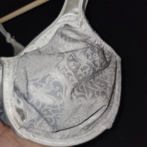 Bali Underwire Bra with padded shoulders - White - Size 34DDD - Like New - Picture 2 of 4